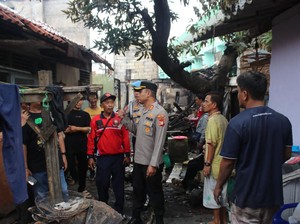 Polisi Beri Bantuan dan Trauma Healing ke Korban Kebakaran di Krukut Jakbar