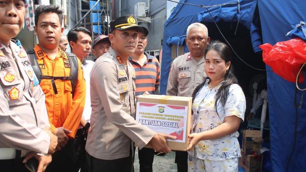 Kapolsek Metro Tamansari, AKBP Riyanto, mengunjungi korban kebakaran di Krukut, Jakbar dan menyalurkan bantuan.