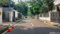 Di sisi lain, tak banyak sisa rumah asli Menteng saat ini. Belum lagi, banyak bangunan yang beralihfungsi. Padahal, kawasan Menteng masuk dalam cagar budaya. Alihfungsi bangunan tersebut salah satu pemicunya karena pemilik bangunan atau rumah di Menteng yang tidak sanggup membayar pajak yang cukup tinggi sehingga harus menjualnya. Foto: Almadinah Putri Brilian/detikcom