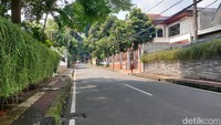 Sengaja dibangun untuk menunjang kebutuhan akan tempat tinggal kalangan atas, Menteng saat ini juga tetap menjadi kawasan elit Jakarta. Bahkan harga tanah di sana disebut tembus Rp 100 juta per meter persegi. Foto: Almadinah Putri Brilian/detikcom
