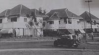 Tiga vila agak sederhana di Jl. Cokroaminoto sekitar tahun 1941. Foto: via buku karya Adolf Heuken, Menteng Kota Taman Pertama di Indonesia