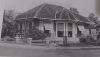 Ada juga rumah dengan bentuk atap khusus, salah satunya atap mansard. Ini merupakan foto dari tahun 1941. Foto: via buku karya Adolf Heuken, Menteng Kota Taman Pertama di Indonesia