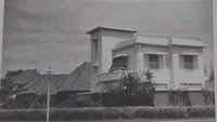Lalu, ada rumah yang dipengaruhi gaya de Stijl. Foto ini diambil pada 1937. Foto: via buku karya Adolf Heuken, Menteng Kota Taman Pertama di Indonesia