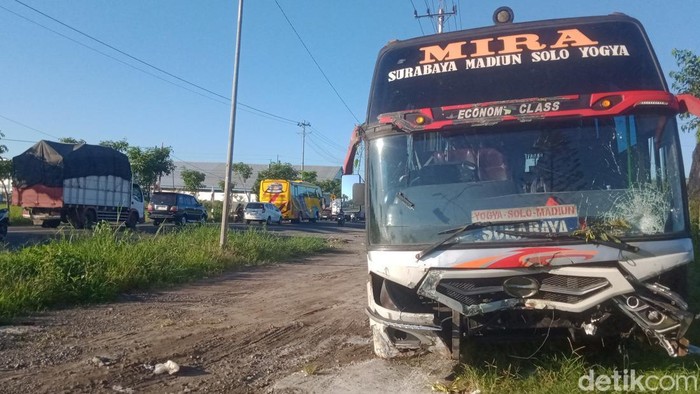 Kondisi bus PO Mira yang terlibat kecelakaan menabrak 2 ABG di Jalan Jogja-Solo, Trunuh, Klaten, Sabtu (7/6/2025).