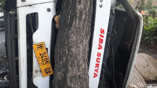 Truk tronton muatan kertas alami rem blong tabrak pohon dan terguling di Jalan Pantura Pati, Widorokandang, Sabtu (7/6/2025).