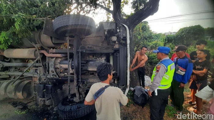 Truk tronton muatan kertas alami rem blong tabrak pohon dan terguling di Jalan Pantura Pati, Widorokandang, Sabtu (7/6/2025).