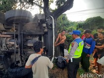 Rem Blong, Truk Tronton Muatan Kertas Tabrak Pohon-Terguling di Pati