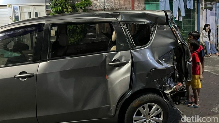 Kondisi mobil Ertiga milik Lim Hong ringsek di sisi kiri belakang