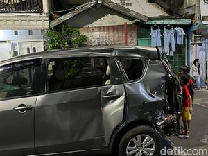 Taksi Online Tertabrak KA di Surabaya, Seluruh Penumpang Selamat