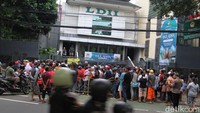 Tradisi kurban tak hanya menjadi wujud ketaatan kepada Tuhan, tetapi juga sarana membangun solidaritas dan berbagi rezeki. Momentum ini menjadi pengingat pentingnya menjaga nilai kebersamaan dalam kehidupan sehari-hari.