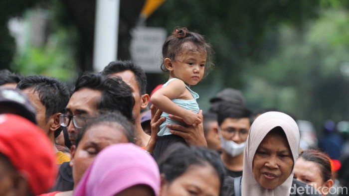 Ribuan warga di berbagai daerah di Indonesia merasakan manfaat pembagian daging kurban yang dilakukan pada Hari Raya Idul Adha 1446 H. Daging kurban dibagikan secara merata kepada masyarakat yang membutuhkan, dengan semangat menebar kepedulian dan memperkuat ikatan sosial.