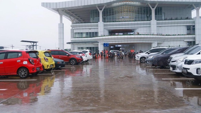 Lapangan parkir di Stasiun Kereta Cepat Tegalluar-Summarecon