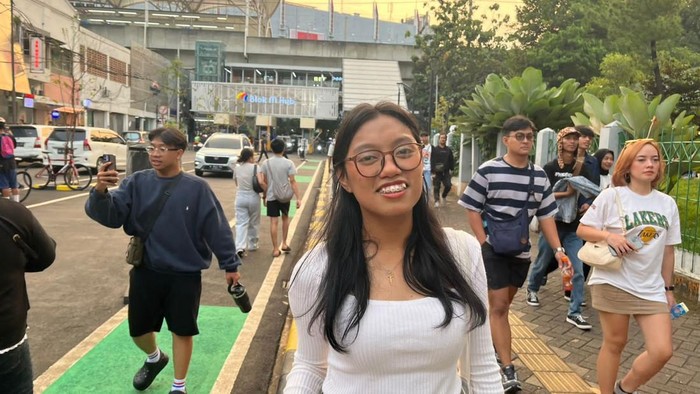 Lia, warga Bogor mengaku senang dan nyaman menaiki TransJabodetabek Bogor-Blok M.