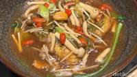 Salah satu menu andalannya ialah Shimeji Tofu. Tahu yang dibuat sendiri punya tekstur dan rasa yang khas untuk dimasak bersama jamur shimeji dan racikan kuah khusus. Foto: Tim detikfood