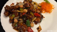 Selain seafood, ada juga menu olahan ayam yang tak kalah menarik. Seperti Ayam Kung Pao dan Sweet and Sour Chicken. Foto: Tim detikfood