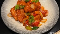 Walaupun Sweet and Sour Chicken atau ayam asam manis makanan yang lumrah dijumpai, chef Albert punya sentuhannya sendiri. Ia menggunakan gula merah dari Hongkong untuk mendapatkan rasa legit gurih yang khas Kanton. Foto: Tim detikfood