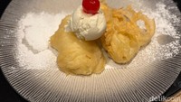 Setelah puas menikmati menu utama jangan lupa memesan menu penutupnya. Seperti durian goreng berlapis tepung yang disajikan dengan es krim vanila. Foto: Tim detikfood