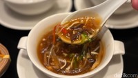 Sebagai menu pembuka, chef Albert memiliki sup dengan isian jamur dan berbagai bahan lainnya. Rujukannya pada menu Kanton otentik, hanya saja tingkat kepedasannya disesuaikan dengan lidah orang Indonesia. Foto: Tim detikfood