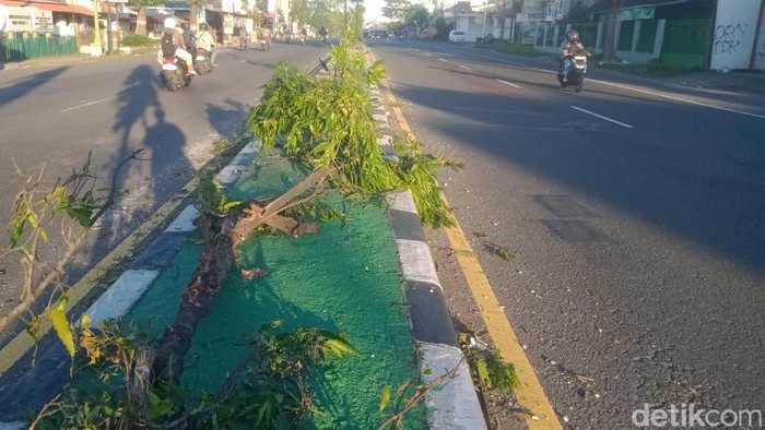 Lokasi kecelakaan bus tabrak pemotor di Jalan Jogja-Solo, Trunuh, Klaten, Sabtu (7/6/2025).