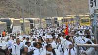 Kepadatan lalu lintas sempat menghambat operasional penjemputan jamaah oleh bus. Situasi ini mendorong banyak jamaah untuk melanjutkan perjalanan dengan berjalan kaki demi menjaga kelancaran ibadah. (ANTARA FOTO/Andika Wahyu)