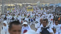 Ribuan jemaah haji dari berbagai negara, termasuk Indonesia, berjalan kaki di Muzdalifah, Makkah, Jumat (6/6/2025). Mereka memilih berjalan menuju Mina akibat kemacetan parah yang membuat deretan bus tidak bisa bergerak. (ANTARA FOTO/Andika Wahyu)