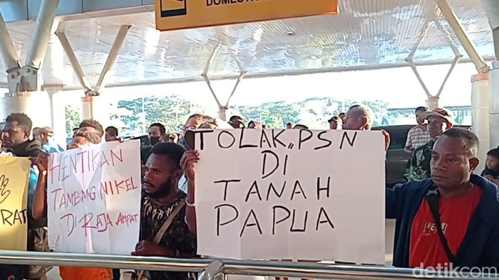 Massa menggelar demo saat Menteri ESDM Bahlil tiba di Bandara Sorong.
