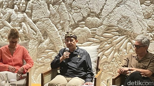 Menbud Fadli Zon (tengah) bersama produser sekaligus penulis skenario film, Andi Bachtiar Yusuf (kanan), di acara  Bali International Film Festival di The Meru Sanur, Sabtu (7/6/2025).