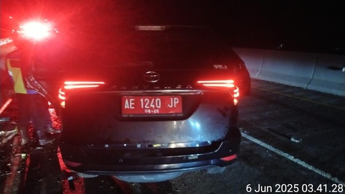 Mobil Fortuner yang ditumpangi Wakil Ketua DPRD Ngawi Waluyo Jati Sasono saat kecelakaan di Tol Sragen, Jumat (6/6/2025).