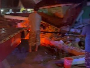 Dikejar Polisi, Mobil Muat Rokok Ilegal Tabrak Rumah di Bangkalan