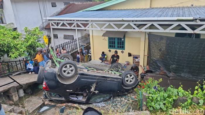 Mobil terbalik di Gunung SMP 4 Tarakan Tengah