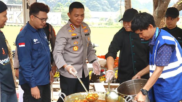 Momen Idul Adha 1446 Hijriah dirasakan berbeda oleh warga Sukmajaya, Depok. Tahun ini, warga mendapatkan tongseng olahan chef hotel. (dok Istimewa)