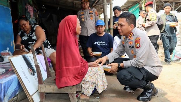 Momen Idul Adha 1446 Hijriah dirasakan berbeda oleh warga Sukmajaya, Depok. Tahun ini, warga mendapatkan tongseng olahan chef hotel. (dok Istimewa)