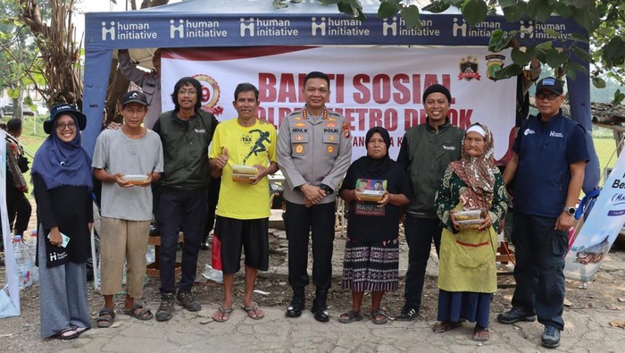 Momen Idul Adha 1446 Hijriah dirasakan berbeda oleh warga Sukmajaya, Depok. Tahun ini, warga mendapatkan tongseng olahan chef hotel. (dok Istimewa)