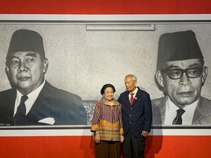 Momen Megawati Didampingi Guntur Soekarnoputra Susuri Pameran Foto