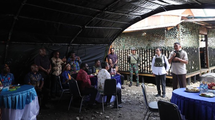 Menteri Pertahanan RI Sjafrie Sjamsoeddin dan Menteri Keuangan RI Sri Mulyani Indrawati melakukan kunjungan kerja bersama ke Papua pada Sabtu (7/6/2025). Kunjungan ini menekankan pentingnya sinergi antara kekuatan pertahanan dan keuangan negara untuk mendukung stabilitas nasional. (Dok. Biro Infohan Setjen Kemhan)