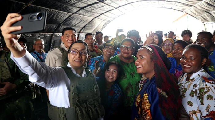 Menteri Pertahanan RI Sjafrie Sjamsoeddin dan Menteri Keuangan RI Sri Mulyani Indrawati melakukan kunjungan kerja bersama ke Papua pada Sabtu (7/6/2025). Kunjungan ini menekankan pentingnya sinergi antara kekuatan pertahanan dan keuangan negara untuk mendukung stabilitas nasional. (Dok. Biro Infohan Setjen Kemhan)