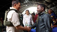 Kunjungan ini merupakan kali pertama Menteri Keuangan menyambangi daerah konflik di Papua. Menhan dan Menkeu mengecek perlengkapan pasukan TNI dan berinteraksi langsung dengan prajurit di garis depan, sambil mengenakan rompi antipeluru sebagai bentuk kesiapsiagaan di wilayah risiko tinggi. (Dok. Biro Infohan Setjen Kemhan) Kunjungan ini merupakan kali pertama Menteri Keuangan menyambangi daerah konflik di Papua. Menhan dan Menkeu mengecek perlengkapan pasukan TNI dan berinteraksi langsung dengan prajurit di garis depan, sambil mengenakan rompi antipeluru sebagai bentuk kesiapsiagaan di wilayah risiko tinggi. (Dok. Biro Infohan Setjen Kemhan)
