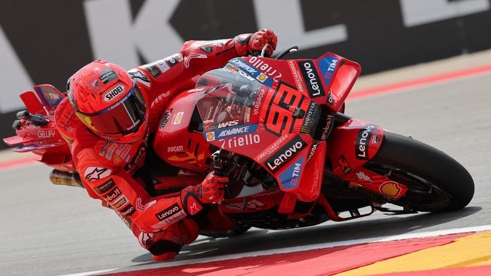 Ducati Lenovo Teams Spanish rider Marc Marquez takes a curve during the second free practice on June 6, 2025, ahead of the MotoGP Aragon Grand Prix at the Motorland circuit in Alcaniz, northeastern Spain. (Photo by LLUIS GENE / AFP)