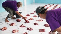 Kolesterol secara alami dihasilkan oleh tubuh manusia. Selain itu, juga bisa berasal dari makanan yang dikonsumsi, utamanya daging merah seperti daging kambing dan sapi. Jeroan disebut-sebut paling banyak mengandung kolesterol. Foto: Agung Pambudhy/detikHealth