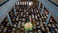 Bangladesh menetapkan Idul Adha pada tanggal yang sama, mengikuti keputusan dari otoritas agama setelah pengamatan hilal. Pemerintah mengatur pelaksanaan salat Id dan distribusi daging kurban di berbagai wilayah, serta mengimbau masyarakat untuk menjaga kebersihan dan keamanan selama prosesi berlangsung. (REUTERS/Mohammad Ponir Hossain)