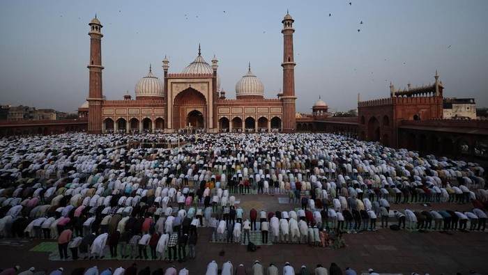 Muslims offer prayers at Jama Masjid on the occasion of Eid al-Adha, in the old quarters of Delhi, India, June 7, 2025. REUTERS/Anushree Fadnavis