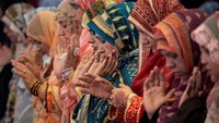 Pakistan juga merayakan Idul Adha pada 7 Juni 2025. Komite Ruet-e-Hilal mengumumkan bahwa hilal Dzulhijjah tidak terlihat pada malam Selasa, sehingga hari raya ditetapkan pada hari Sabtu. Umat Muslim Pakistan merayakan Idul Adha dengan khidmat, disertai tradisi penyembelihan hewan kurban dan pembagian kepada masyarakat. (REUTERS/Adrees Latif)