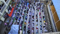 Brunei Darussalam juga merayakan Idul Adha pada 7 Juni 2025. Otoritas agama Brunei menetapkan tanggal tersebut setelah melakukan konfirmasi rukyat. Perayaan diwarnai dengan salat Idul Adha di masjid-masjid besar, termasuk Masjid Sultan Omar Ali Saifuddien, dan penyembelihan kurban sebagai bentuk solidaritas sosial. (Narayan Maharjan/NurPhoto via Getty Images)
