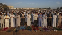 Negara-negara di Afrika Barat seperti Maroko dan Mauritania merayakan Idul Adha pada hari yang sama. Keputusan ini diambil setelah otoritas astronomi dan keagamaan di masing-masing negara menyatakan bahwa hilal tidak terlihat pada Selasa malam, sehingga 10 Dzulhijjah jatuh pada Sabtu. Masyarakat merayakan hari besar ini dengan penuh khidmat, mengikuti tradisi keagamaan dan sosial. (Jalal Morchidi/Anadolu Agency via Getty Images)