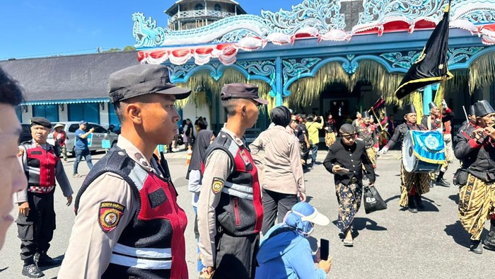 Personel Polresta Solo saat bersiaga mengawal perhelatan Hajat Dalem Grebeg Besar Keraton Kasunanan Surakarta, Sabtu (7/6/2025).