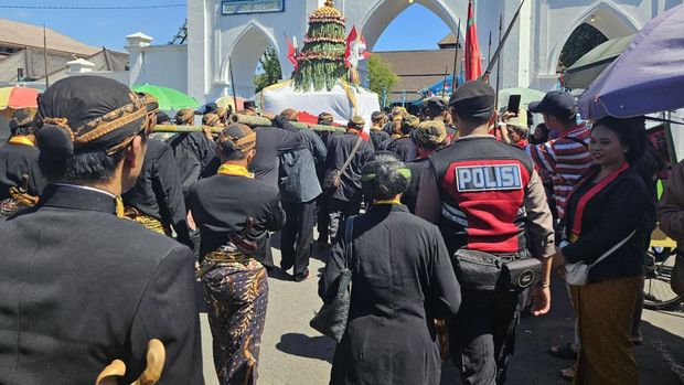 Personel Polresta Solo saat bersiaga mengawal perhelatan Hajat Dalem Grebeg Besar Keraton Kasunanan Surakarta, Sabtu (7/6/2025).