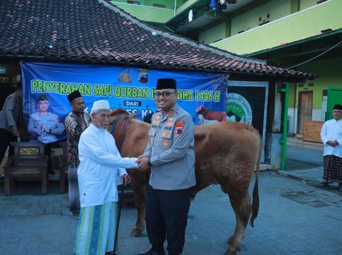 Polres Klaten ketika menyerahkan 60 hewan kurban dalam rangka Hari Raya Idul Adha, Jumat (6/6/2025).