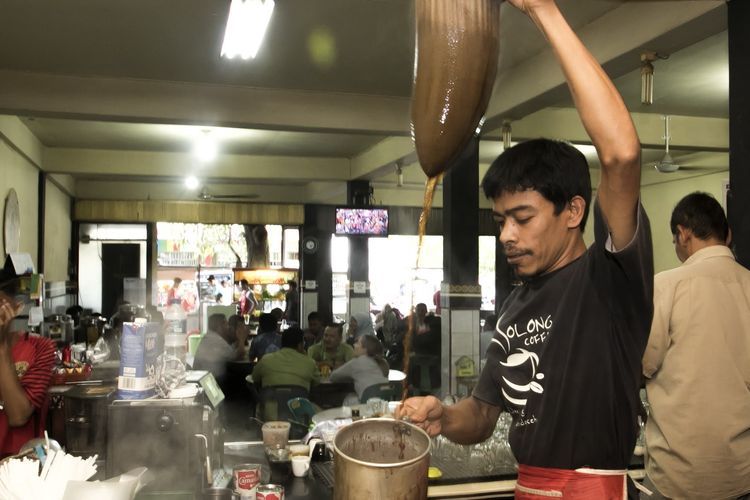 Nostalgia di 5 Warung Kopi Tradisional Legendaris Medan hingga Bandung