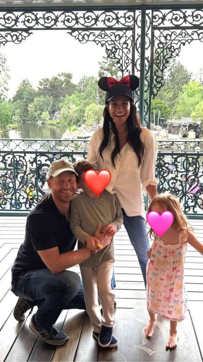 Archie juga berbusana minimalis memakai kaus abu-abu lengan panjang dan celana chino, begitu pula Lilibet yang tampil manis dengan gaun motif pita. Foto: Instagram/@meghan