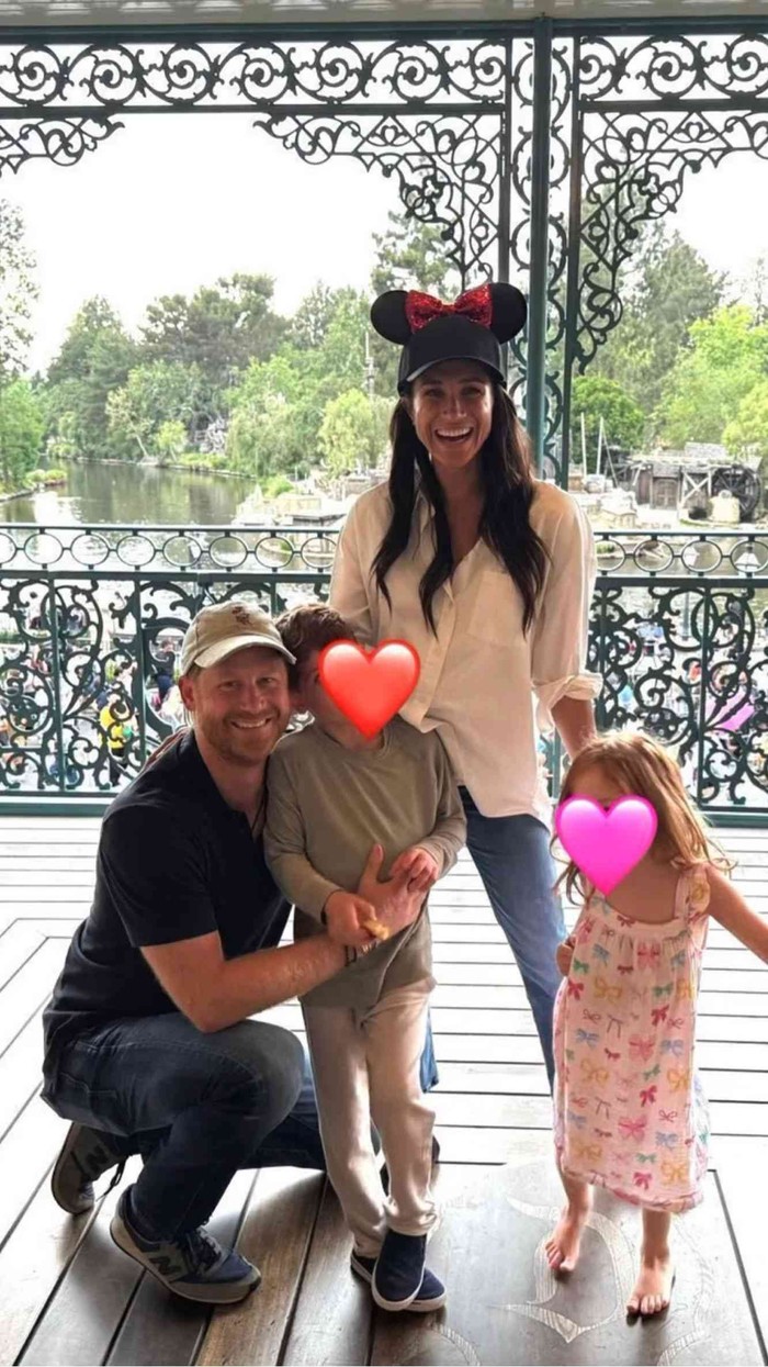 Pangeran Harry dan Meghan Markle di Disneyland.